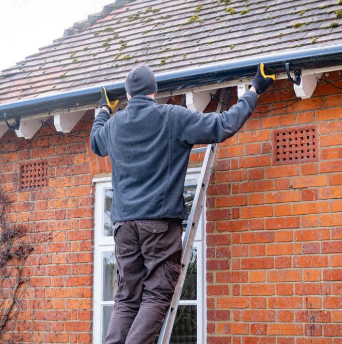  Kann ich die Dachrinnenreparatur selbst durchführen?